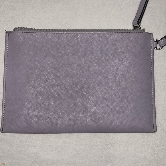 Guess Lavender color small pouch with wristband in very good condition - Picture 3 of 4